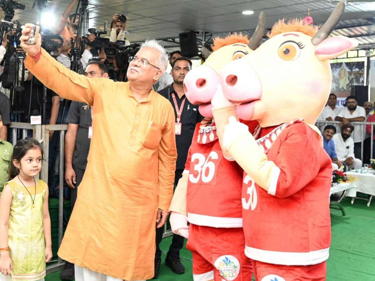 रायपुर : मुख्यमंत्री ने छत्तीसगढ़िया ओलम्पिक के शुभंकर बछरू को किया लाँच